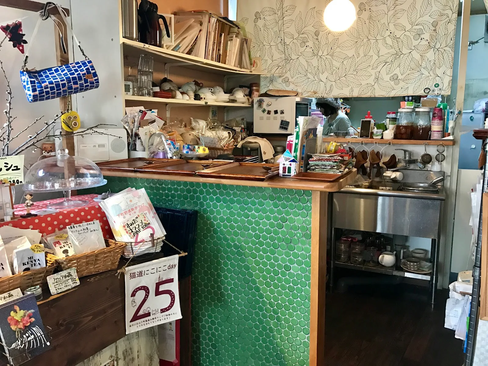 一軒家カフェikkA（カフェイッカ）〜ケニア山の紅茶とギャラリーと甘夏書店〜 · 4